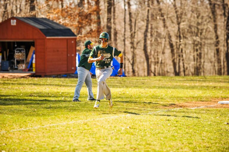 runner rounding third base